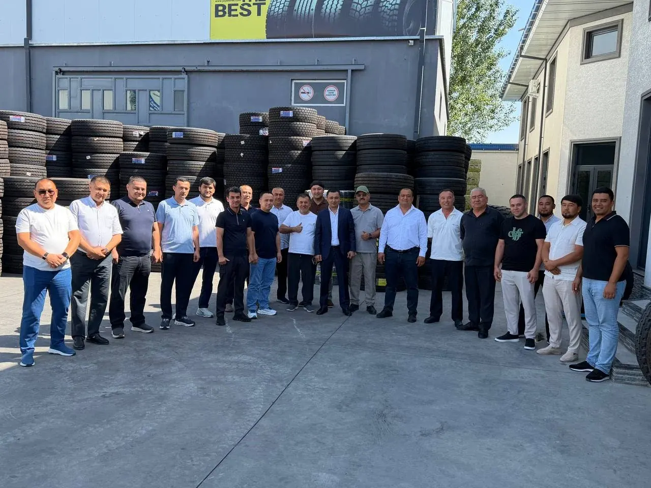 Команда SS TYRES и дилеры у склада с грузовыми шинами