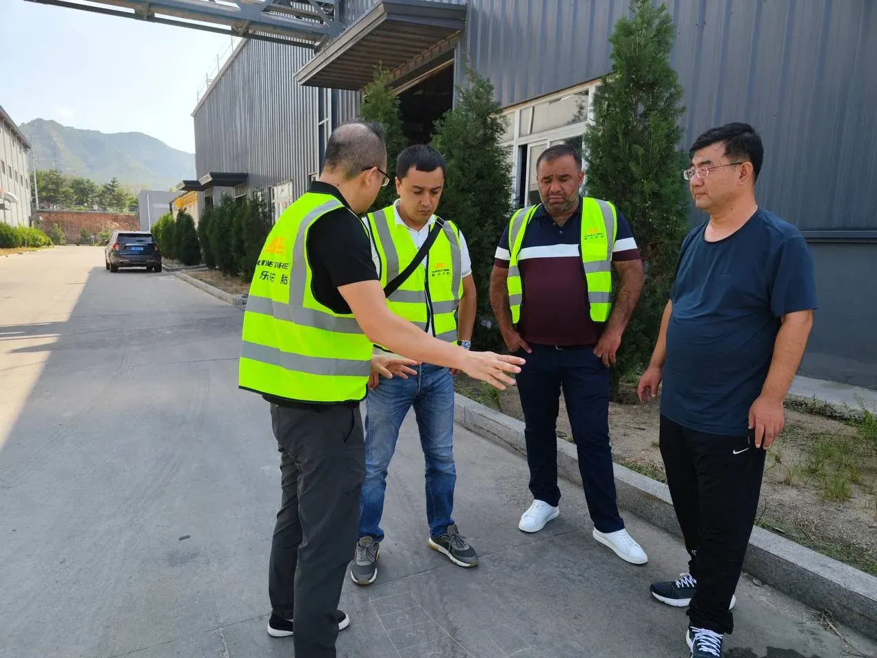 Сотрудники SS TYRES на территории шинного завода