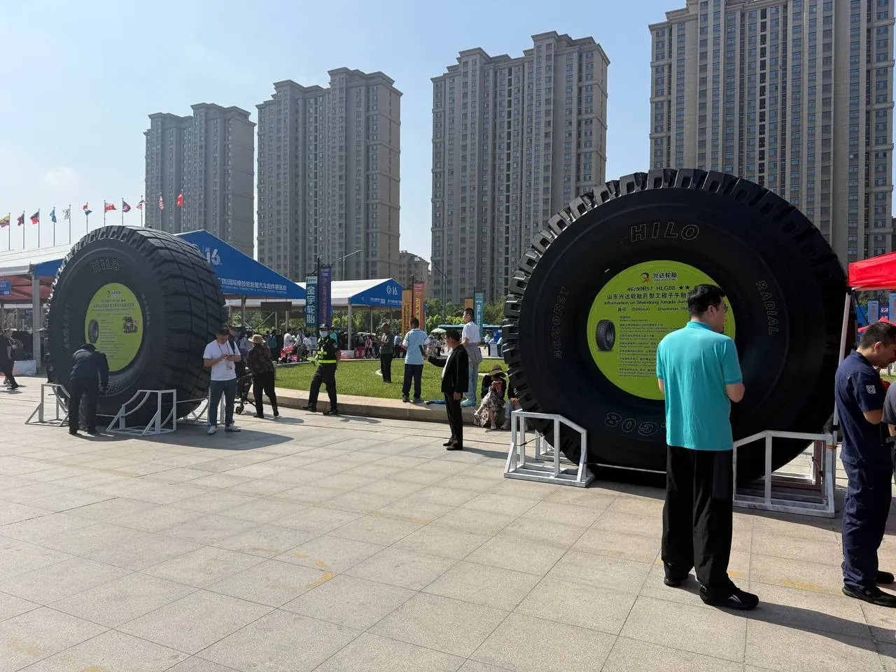 Крупногабаритные шины 46/90R57 на выставочной площадке